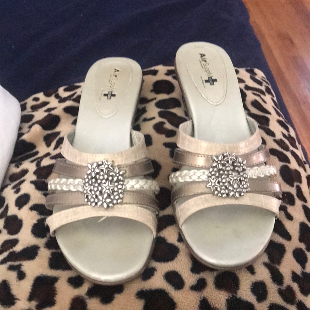 Cushioned sandals
